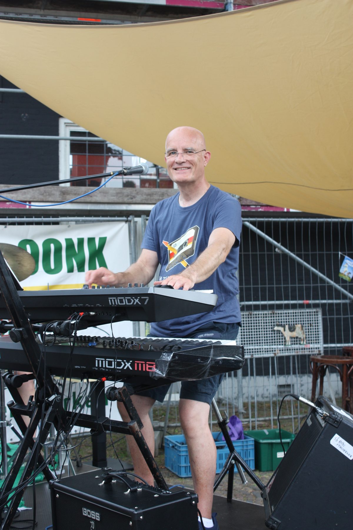 Dick, toetsenist van HutsPop live op het podium