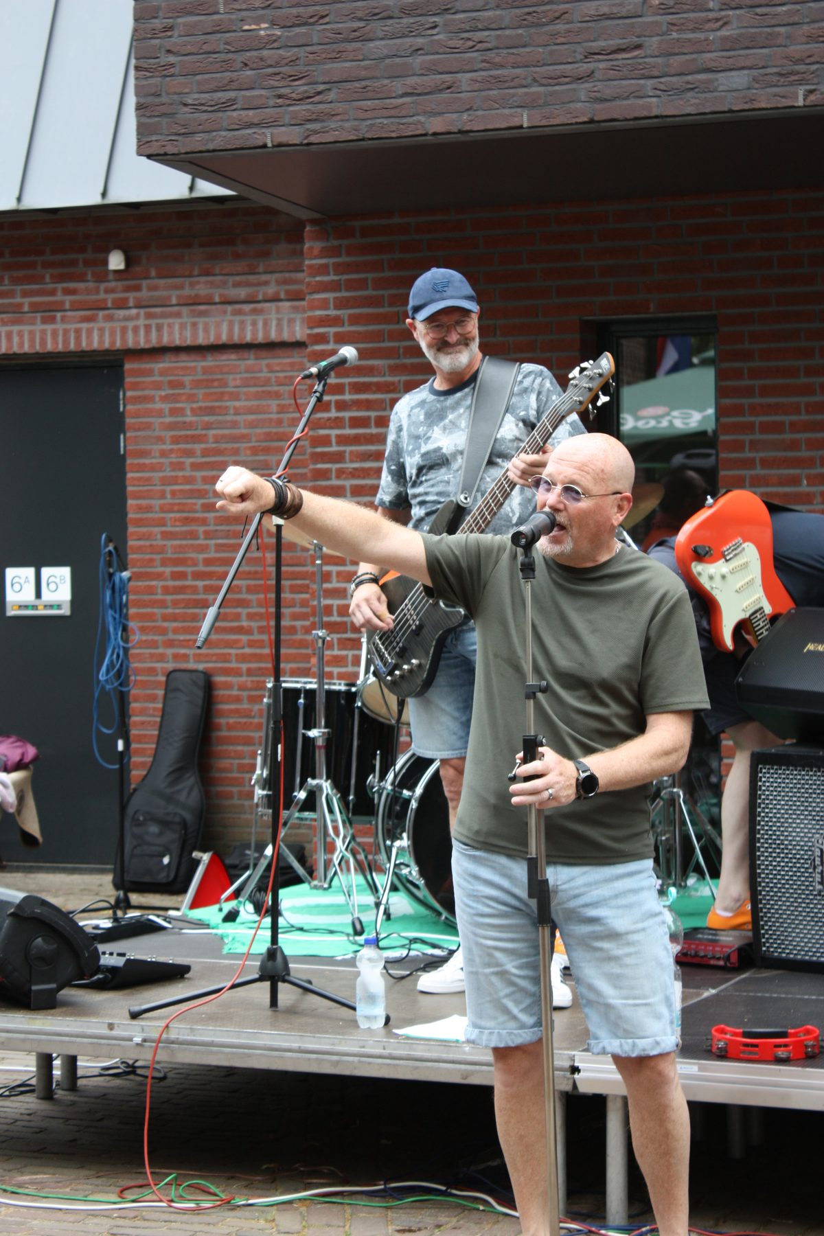 Herman, zanger van HutsPop live op het podium