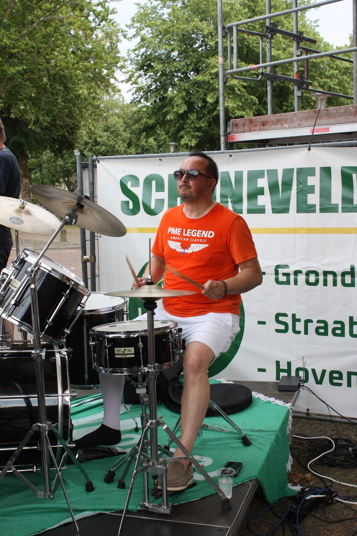 Robert, drummer van HutsPop live op het podium