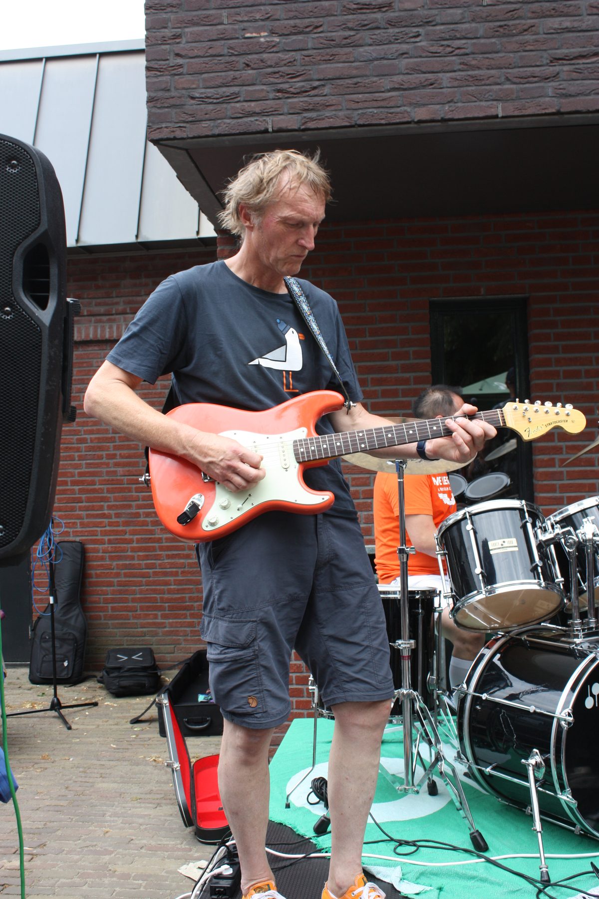 Ron, gitarist van HutsPop live op het podium